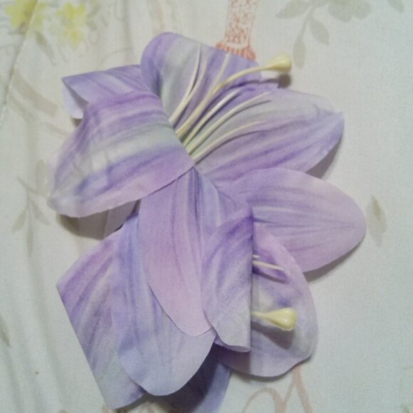 beautiful life like lily hair clip - Picture 1 of 1